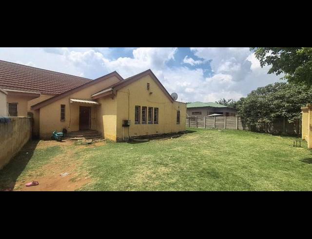 23 BEDROOM HOUSE FOR SALE IN KEMPTON PARK EXT 02